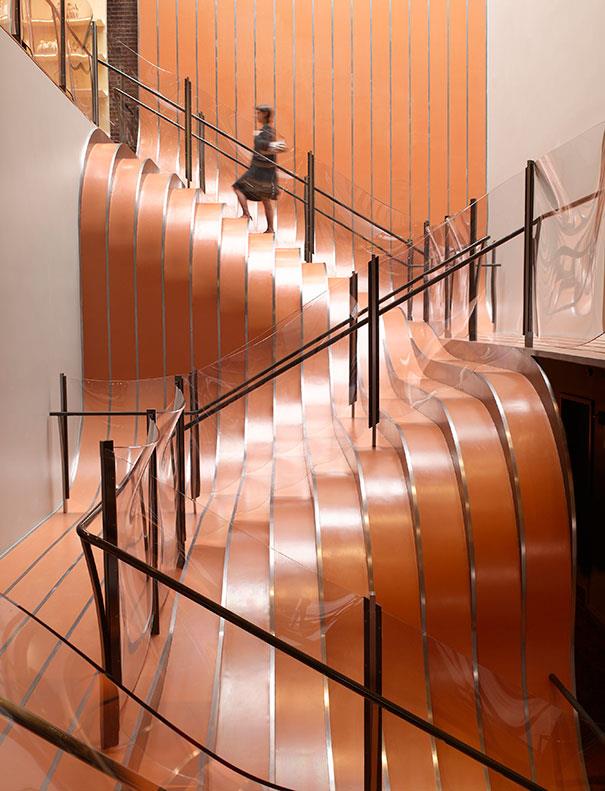 design creativ fluid pentru treptele scarii de interior