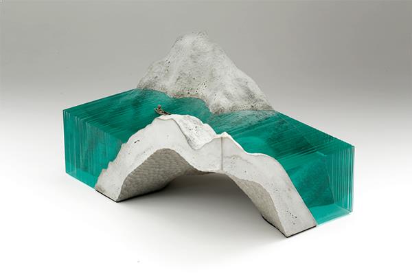 munte-mare-beton-sticla